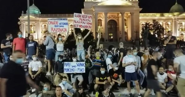 Protesto massivo na Sérvia e uma tentativa de desmobilização liderada pelo Estado