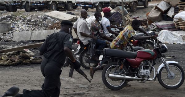 Os nigerianos pressionam pelo fim da brutalidade policial depois dos protestos globais por George Floyd