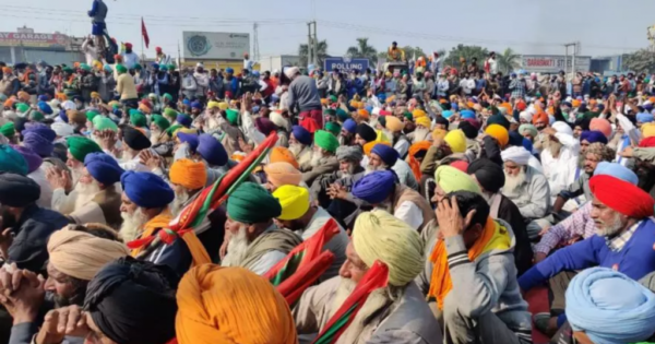 Dezenas de milhares de agricultores indianos montam acampamento fora de Delhi contra as leis pró-mercado do governo Modi