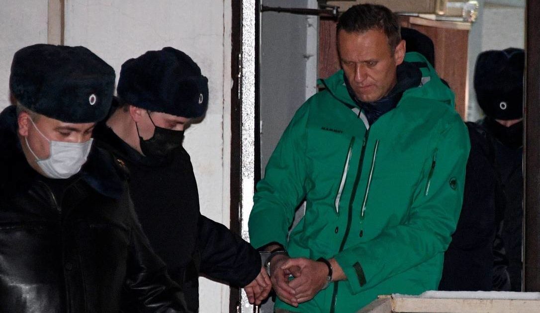 x91244326_Opposition-leader-Alexei-Navalny-is-escorted-out-of-a-police-station-in-Khimki-outside.jpg.pagespeed.ic_.h7HxdJZpt5