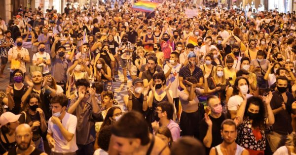 Assassinato de jovem gay brasileiro causa comoção na Espanha